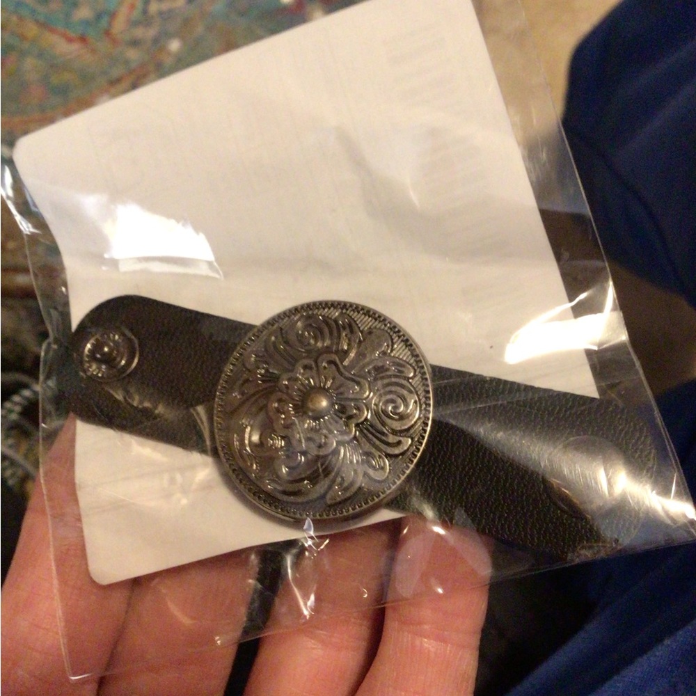 NEW ! Silver Floral Buckle scarf holder *** scarf not included - Picture 2 of 3